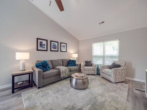 Smart TV, fireplace - Cozy 3-BR Bungalow—City Views—Fire Pit—Football! (Charlotte)