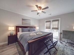 3 habitaciones, escritorio y tabla de planchar con plancha 