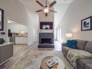 Smart TV, fireplace - Cozy 3-BR Bungalow—City Views—Fire Pit—Football! (Charlotte)