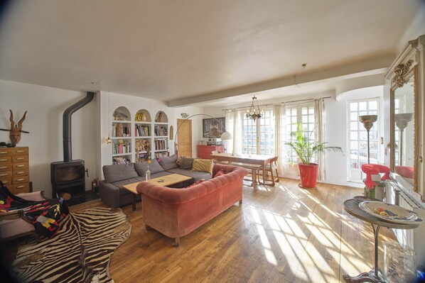 Tv, dvd-afspiller, bøger, stereoanlæg