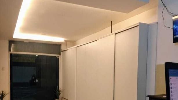 A spacious lobby with a tiled floor, a reception desk, a flat-screen TV, and a large door leading to another area. - hotel minas salvador (Salvador)