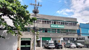 A building with a sign reading "Hotel Minas" and "Minas Center". - hotel minas salvador (Salvador)