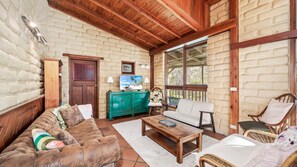 スマートテレビ、暖炉、卓球台