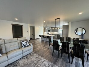 Interior - NEW MODERN SKI TOWNHOME WITH AMAZING MOUNTAIN VIEWS, PRIVATE HOT TUB, FIRE PLACE (Silverthorne)