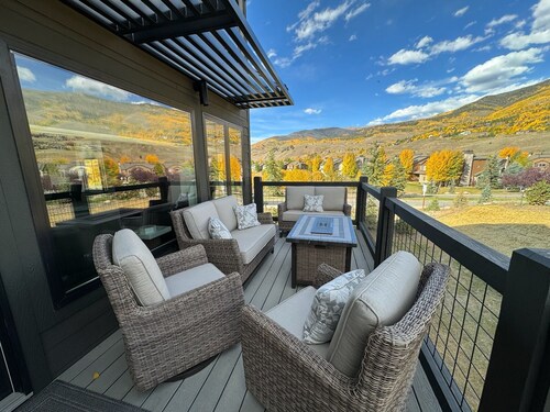 NEW MODERN SKI TOWNHOME WITH AMAZING MOUNTAIN VIEWS, PRIVATE HOT TUB, FIRE PLACE