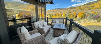 NEW MODERN SKI TOWNHOME WITH AMAZING MOUNTAIN VIEWS, PRIVATE HOT TUB, FIRE PLACE