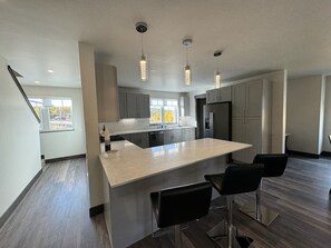 Fridge, microwave, oven, stovetop - NEW MODERN SKI TOWNHOME WITH AMAZING MOUNTAIN VIEWS, PRIVATE HOT TUB, FIRE PLACE (Silverthorne)