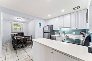 Coffee/tea maker, fridge, microwave, oven - A Perfect Get-Away! Newly Remodeled Home On Siesta Key! (Siesta Key)