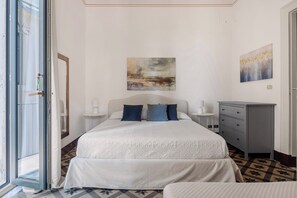 2 chambres, fer et planche à repasser, lit de bébé portatif
