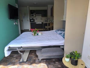 2 bedrooms, iron/ironing board, free WiFi, bed sheets - Flat*** near Beaune center, quiet, swimming pool, sauna, golf (Levernois)