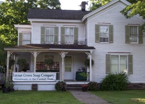 Exterior - Windswept Cottage - Close to skiing, wedding venues, & hiking! (Roxbury)
