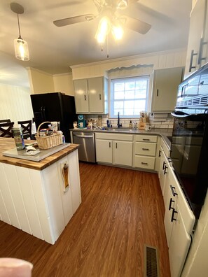 Kylskåp, mikrovågsugn, ugn och spishäll