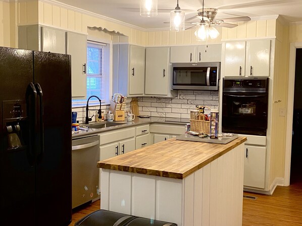 Kylskåp, mikrovågsugn, ugn och spishäll