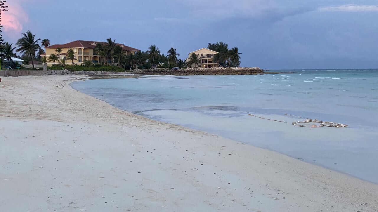 在海滩、沙滩椅、沙滩毛巾