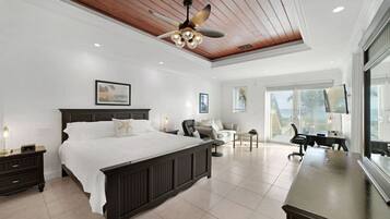 3 habitaciones, escritorio y tabla de planchar con plancha