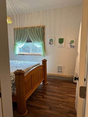 3 habitaciones, escritorio, wifi gratis y ropa de cama