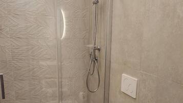 Douche, sĂšche-cheveux, bidet, serviettes fournies