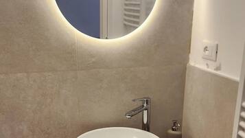 Dusche, Haartrockner, Bidet, Handtücher