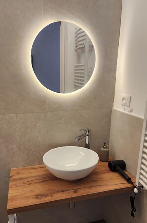Douche, séchoir à cheveux, bidet, serviettes fournies