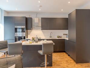 Kühlschrank, Mikrowelle, Ofen, Geschirrspüler