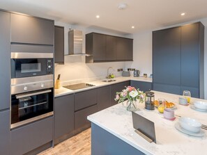 Fridge, microwave, oven, dishwasher - 5B One bedrom Central Modern Apartment - Pass the Keys (Shrewsbury)