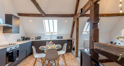 5C Charming Town Centre Apartment With Roof Top Views - Pass the Keys