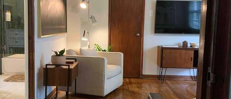 Een televisie en een kantoor