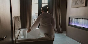 Deep-soaking bathtub