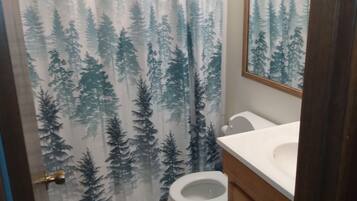 Haartrockner, Handtücher, Seife, Shampoo