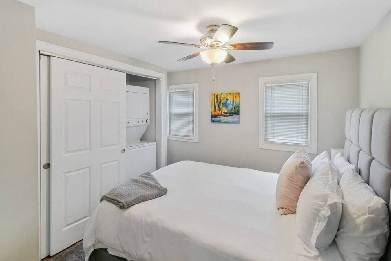 2 chambres, bureau, fer et planche à repasser, lit parapluie