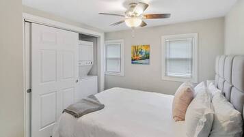 2 chambres, bureau, fer et planche Ă repasser, lit parapluie