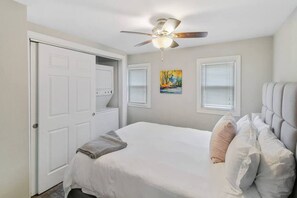 2 chambres, bureau, fer et planche à repasser, lit parapluie