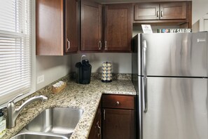 Interior - Clean & Modern Apt DT Libertyville near Naval Base (Libertyville)
