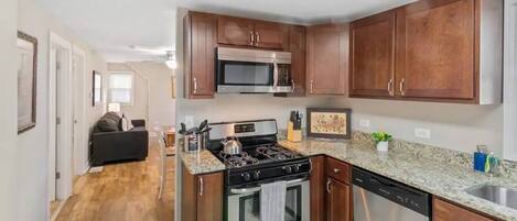 ثلاجة، ميكروويف، فرن، موقد طهي مسطح