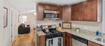 Clean & Modern Apt DT Libertyville near Naval Base