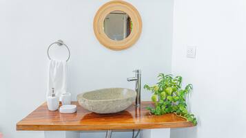 SĂšche-cheveux, serviettes fournies, savon, papier toilette