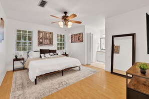 4 soverom, skrivebord, strykejern/-brett og reiseseng for barn