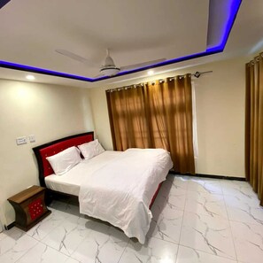 Deluxe Double Room | Iron/ironing board, free WiFi - Elli's Luxus Hotel & Restaurant (Skardu)