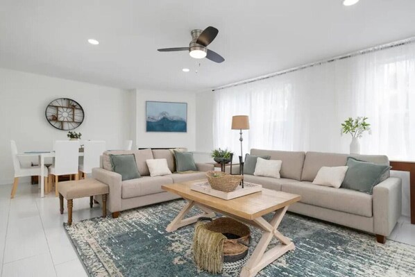 Smart TV, table tennis