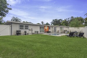Exterior - Home with heated pool & Fenced Yard by Siesta Key! (Sarasota)
