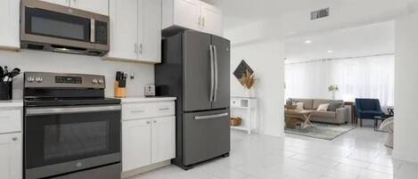 Kühlschrank, Mikrowelle, Ofen, Herdplatte