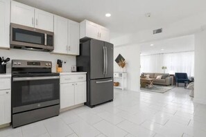 Refrigerador, microondas, horno, placa de cocina