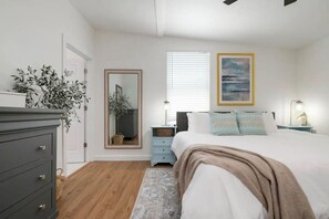 4 soveværelser, skrivebord, strygejern/strygebræt, weekendseng