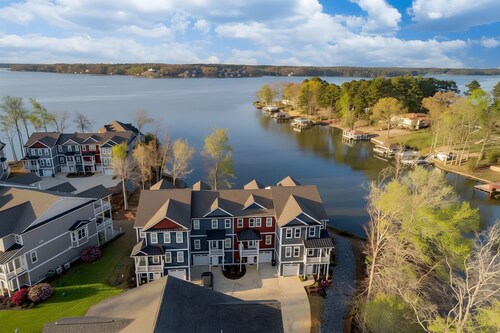 Lakefront Luxury 4BR: Lift, Deep Slip, Pool, Beach