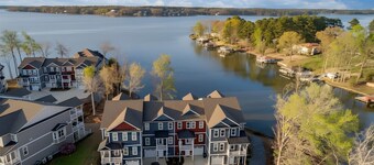 Lakefront! 4BR, Deep Slip, Pool, Beach, Elevator