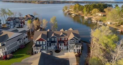Lakefront Luxury 4BR: Lift, Deep Slip, Pool, Beach