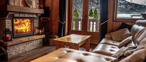 Smart TV, fireplace