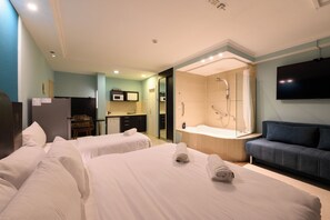 Neljän hengen deluxe-huone, merinäköala | Tallelokero huoneessa, työpöytä