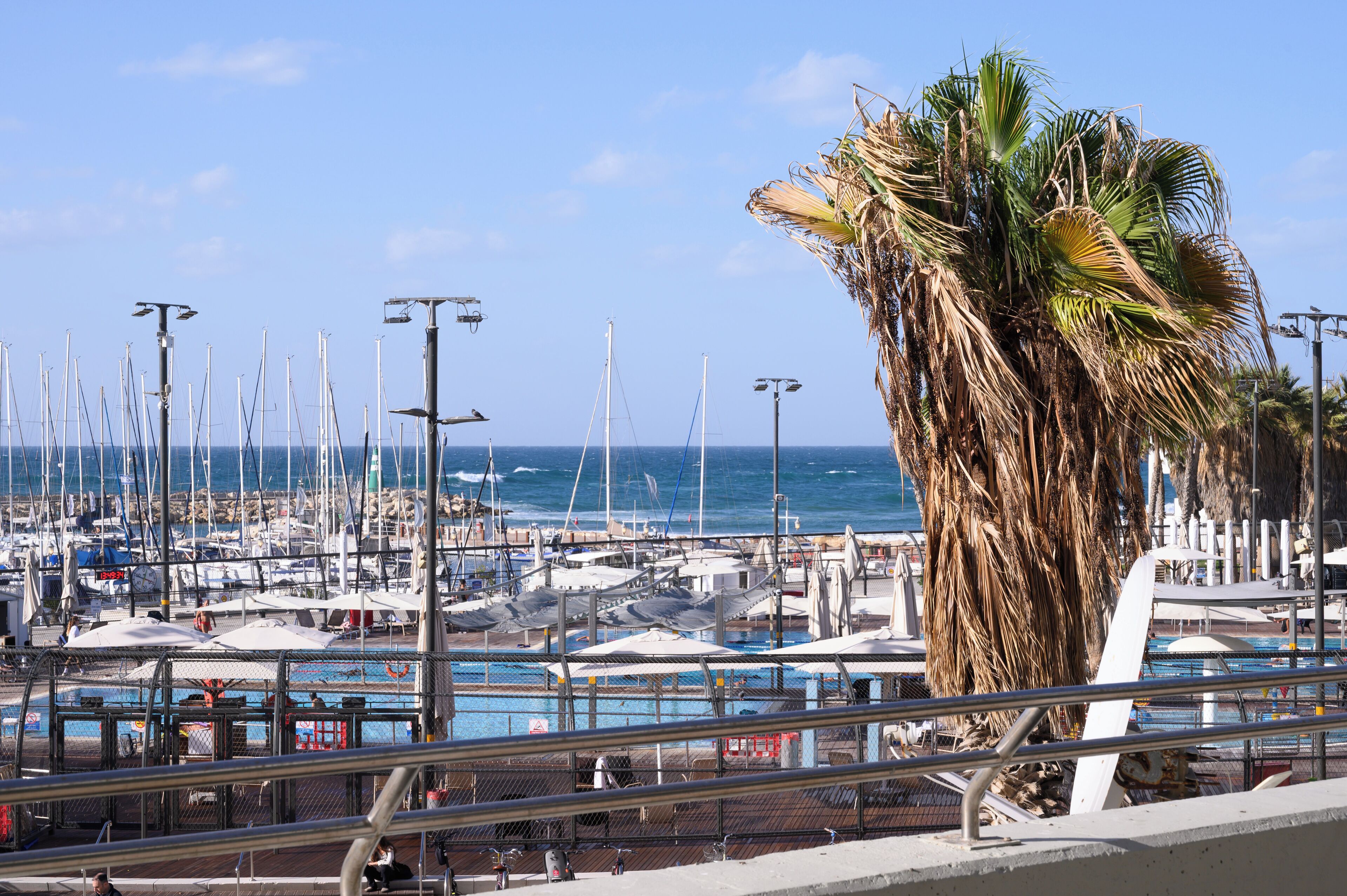 客房内保险箱、办公桌、笔记本电脑工作区、隔音