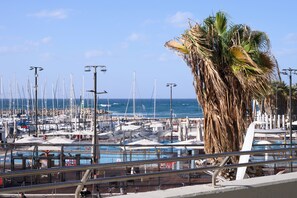 In-room safe, desk, laptop workspace, soundproofing - Marina Beach Hotel (Tel Aviv)